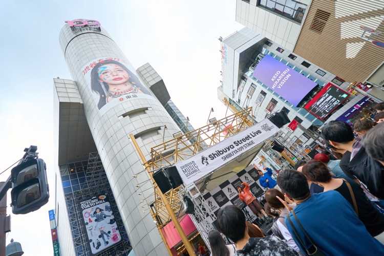 SHIBUYA109 前の特設ステージで行われた Shibuya Street Live の様子